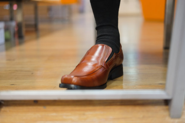 这个男人穿鞋。男人的风格。的职业。为会议工作做准备。图片下载