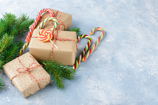 圣诞礼盒，糖果手杖和冷杉树枝图片下载