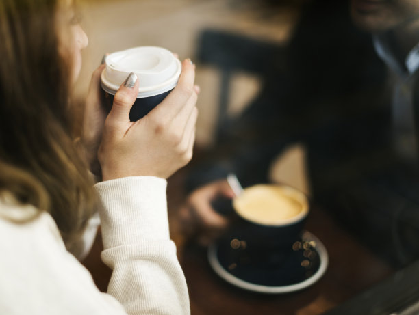 一对夫妇在咖啡馆喝咖啡图片下载