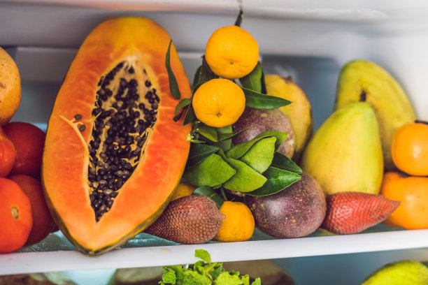 开放式冰箱充满了新鲜的水果和蔬菜，生的食物概念，健康的饮食概念图片下载