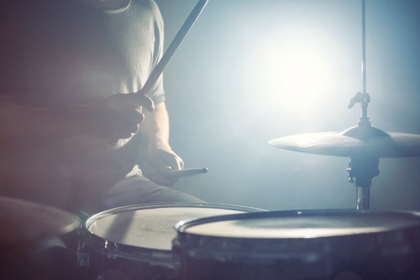 鼓设置背光聚光灯图片下载