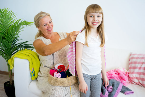 奶奶和孙女一起织毛线图片下载
