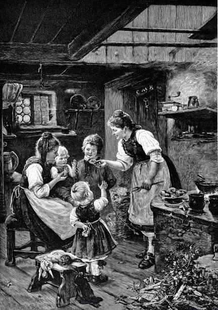 母亲围着火炉喂她饥饿的孩子们图片下载