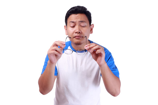 亚洲男人检查他的视力图片下载