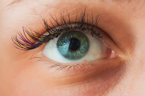 女子睁开眼睛图片下载