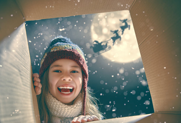 女孩在圣诞节打开礼物图片下载