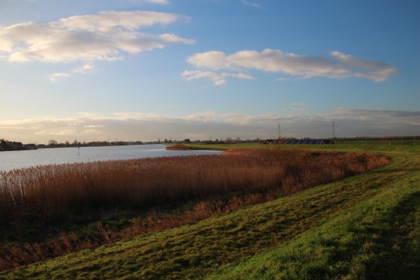 在荷兰IJssel河沿岸的日出和橙色的云彩图片下载