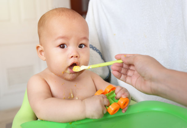 婴儿喂养图片下载