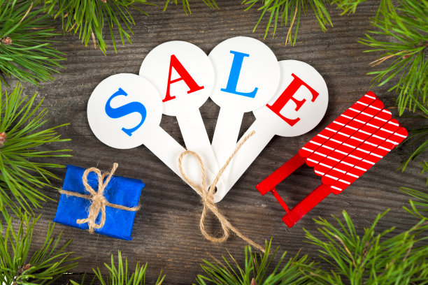 圣诞节销售购物。装满礼品盒的红色雪橇图片下载