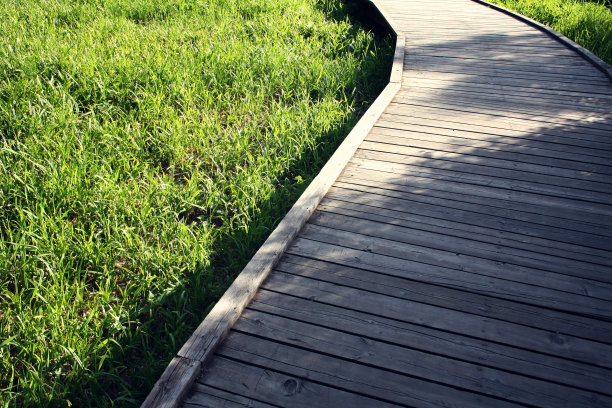 春天公园里的木路。岁的照片。图片下载