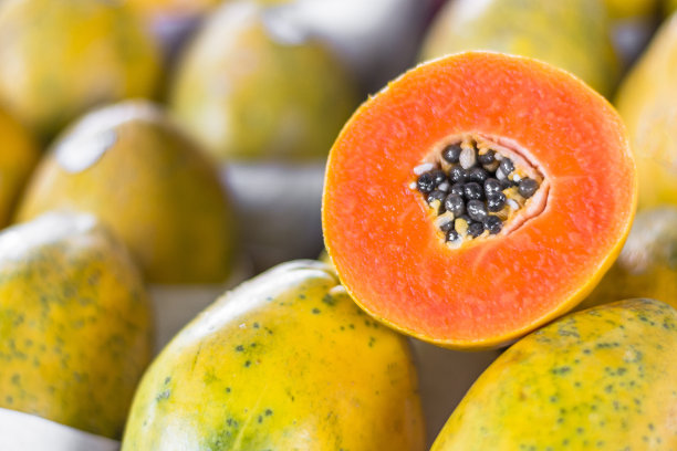 木瓜暴露在农贸市场的摊位上出售素材图片