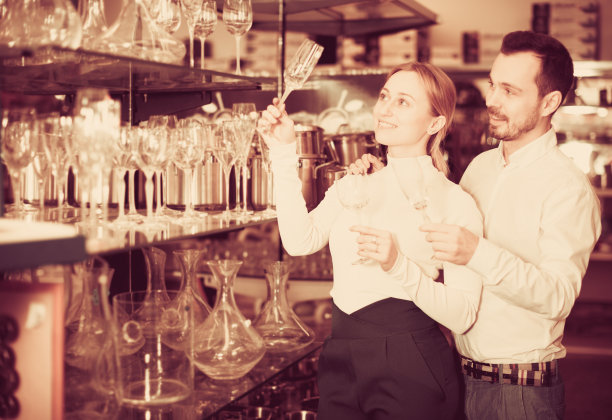 夫妇选择新的酒杯图片下载
