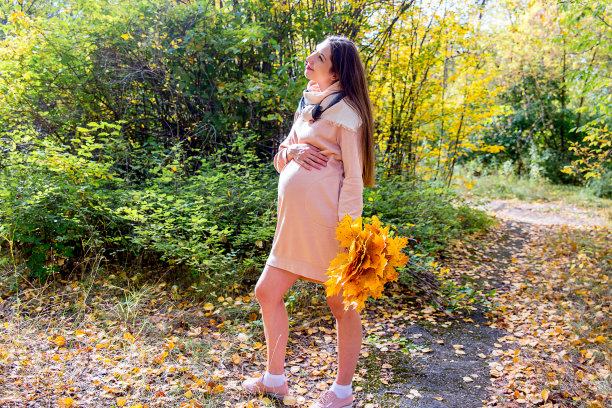 一个孕妇在公园里散步图片下载