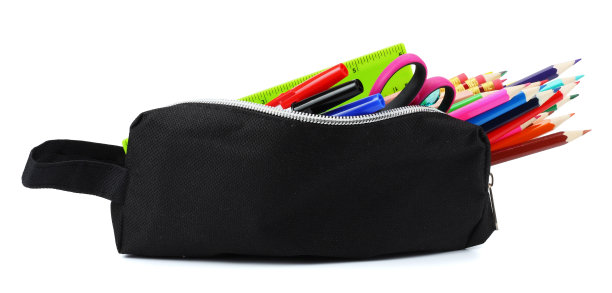 学校和办公用品。学校的背景。彩色的铅笔、钢笔、纸张为学校和学生的教育隔绝在白色的背景下图片下载