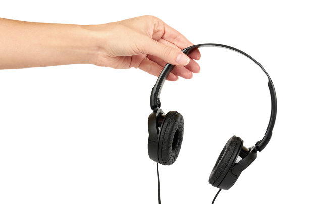 黑色耳机在手孤立在白色背景素材图片