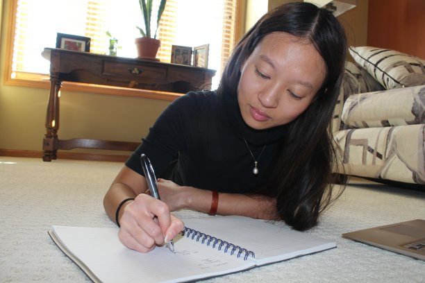 在笔记本上写字图片下载