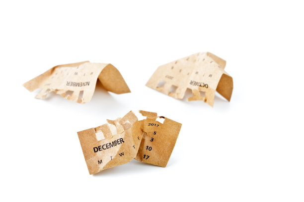 12月。日历表。白色地板上的皱巴巴的纸。时间的流逝的概念。图片下载