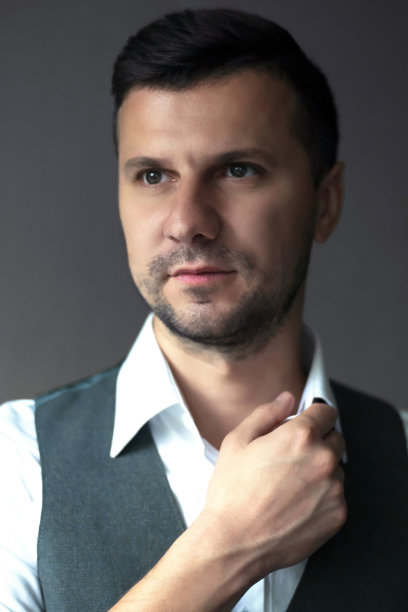 照片肖像的一个年轻的商人在白色的衬衫和背心。一个留着胡子的嬉皮士图片下载