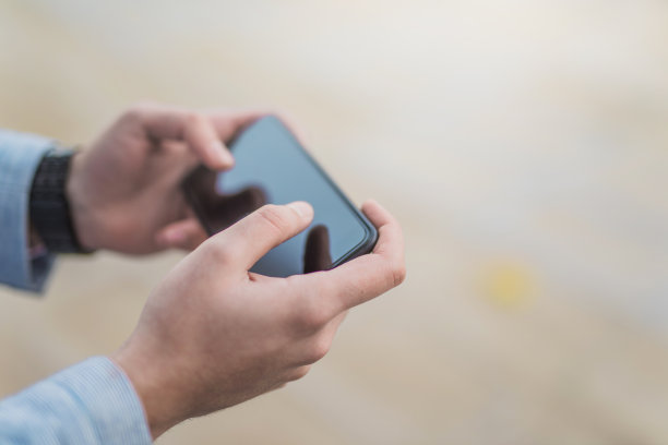 年轻人横着用他的手机图片下载