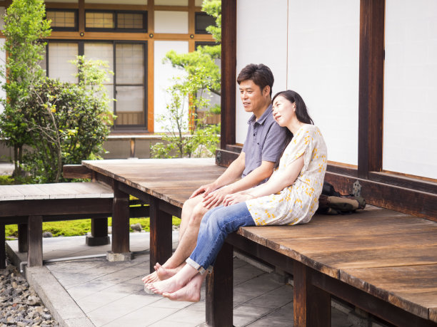 一对日本夫妇坐在寺庙的长凳上。图片下载