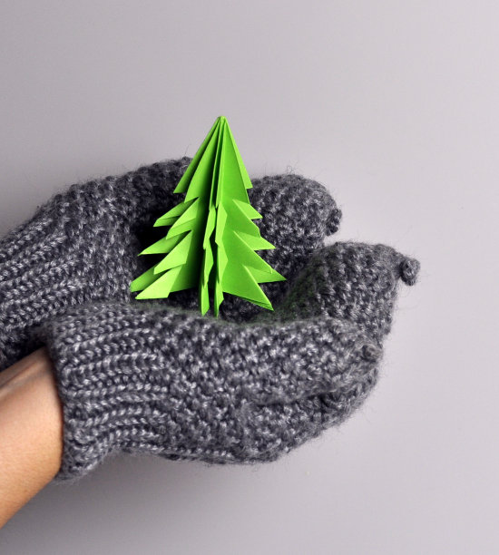 圣诞装饰，礼物，针线杉树在手里图片下载