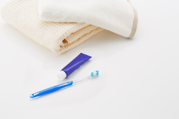 干净的毛巾和洗脸盆工具素材图片