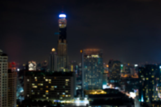 色彩缤纷的城市现代建筑夜晚抽象的背景，装饰以散景灯光的城市办公室反映泰国曼谷的建筑。图片下载