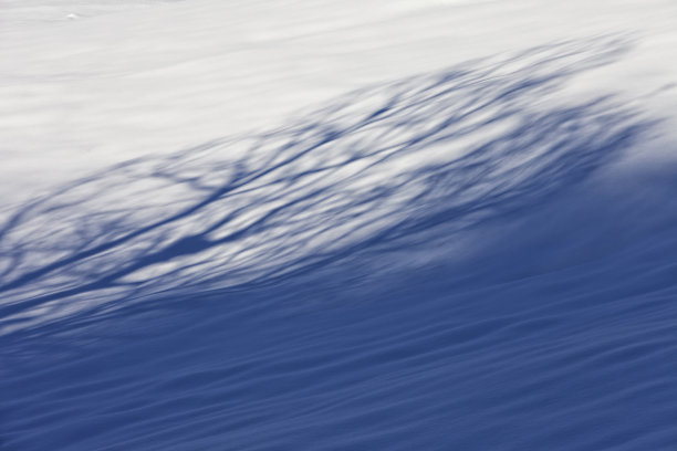 自然的雪背景或纹理与阴影图片下载