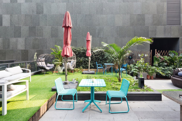 桌子和椅子靠近墙图片下载