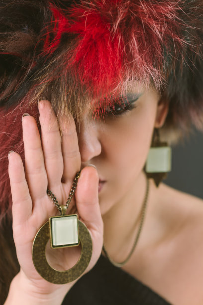 戴着珠宝的美女图片下载