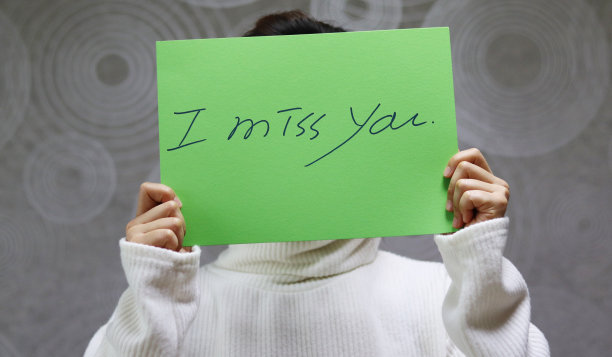 女人穿着白色的毛衣，手写的信，我想你图片下载