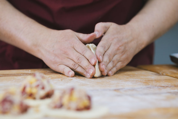 用手制作烘焙产品的过程图片下载