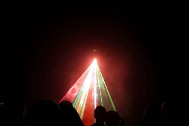 灯光秀。激光表演。夜店的dj派对上，人们享受着音乐，舞动着声音，伴着缤纷的灯光。夜店夜灯光DJ派对俱乐部。有烟机和灯光。图片下载