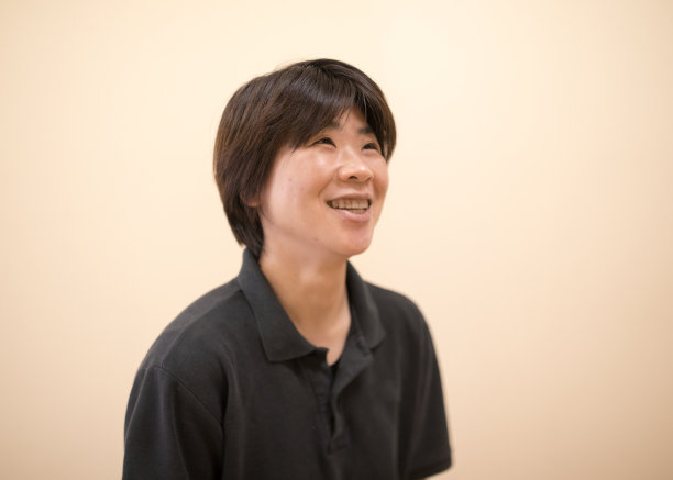 日本妇女穿着黑色马球衫的肖像图片下载