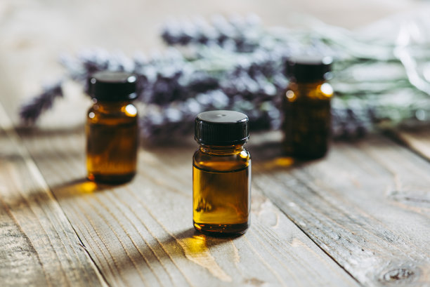 芳香疗法工具，装有精油和薰衣草花的瓶子图片下载