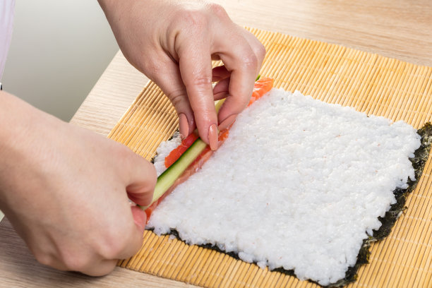 厨师准备面包卷，双手特写图片下载