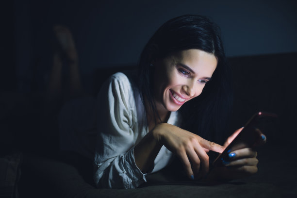 睡前使用蓝屏智能手机的女性图片下载