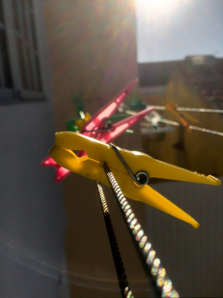 阳光照在衣夹图片下载