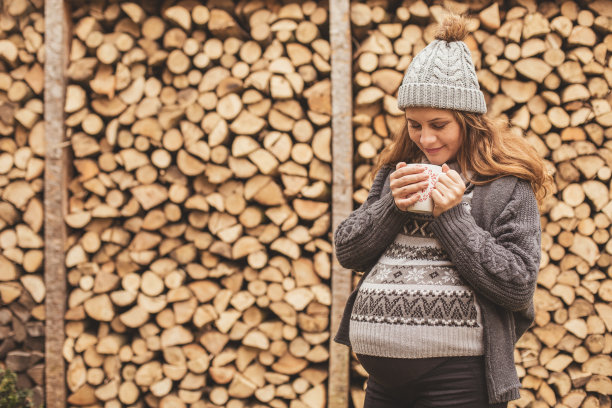 孕妇在享受秋天图片下载