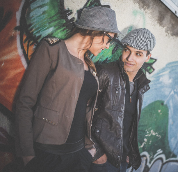 一对情侣在城市的户外调情图片下载