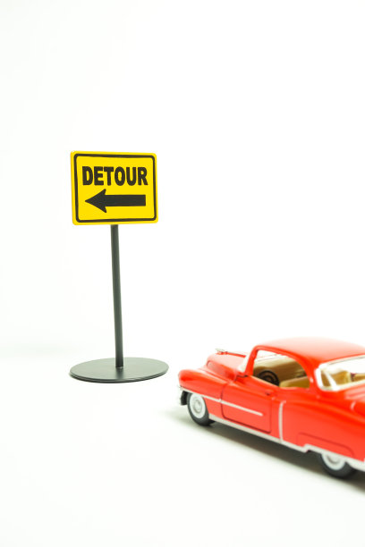 标志的弯道和红色老爷车。白色背景图片下载