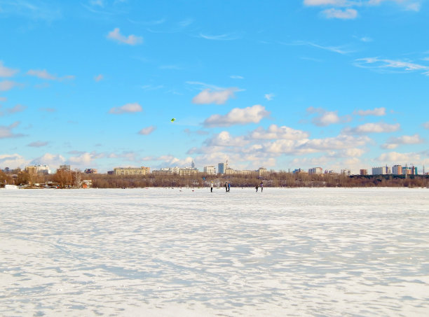 冬季的河流在城市里覆盖着冰图片下载