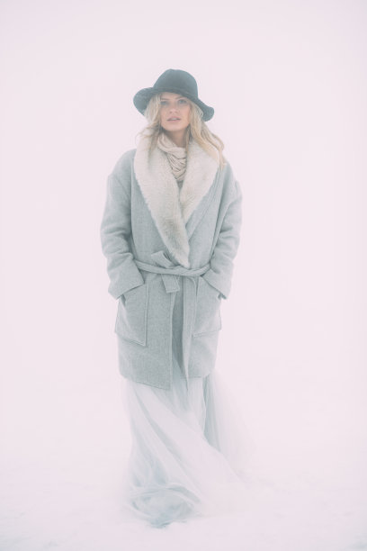 美丽的冬日女子画像在冬日雪景中。图片下载