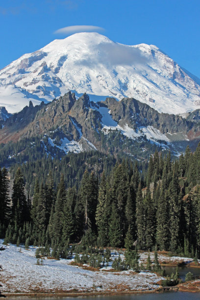 华盛顿州雷尼尔山国家公园，雷尼尔山的日出边图片下载