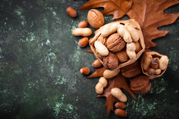 各种混合坚果：核桃、花生和榛子图片下载