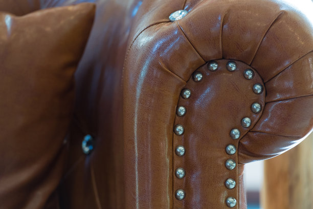 客厅老式棕色皮革扶手沙发。室内家具。图片下载