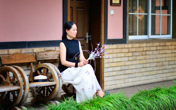 坐在房子前面的女人图片下载