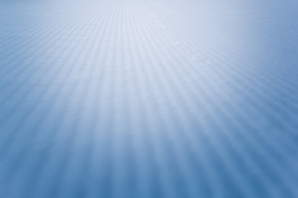 滑雪场中经过处理的跑道图片下载