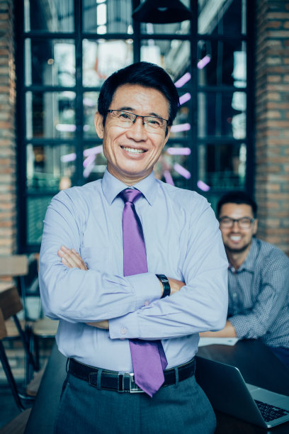 两个微笑的商务同事在会议室图片下载