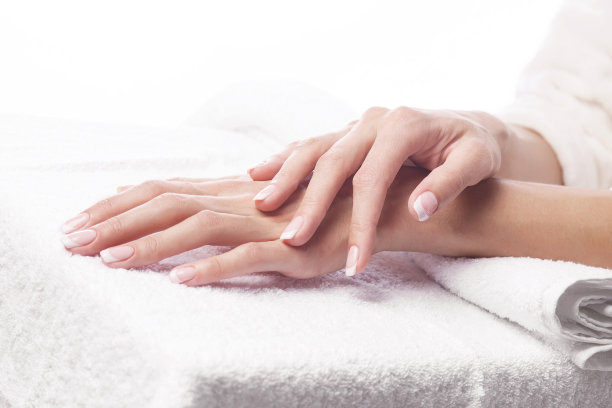 手放在毛巾上-修指甲图片下载